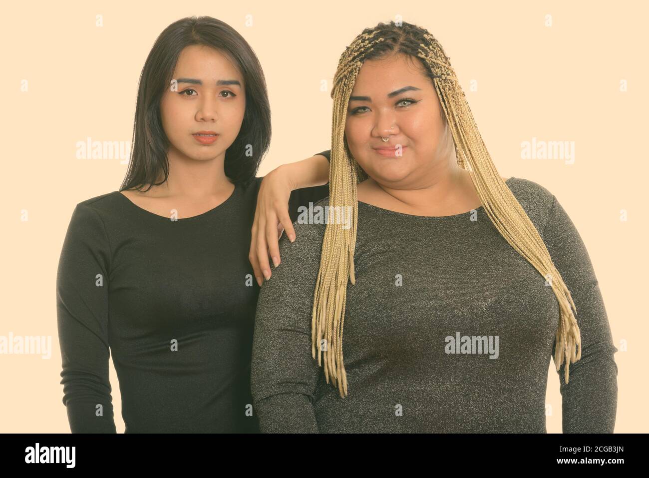 Jungen Asiatischen transgender Frau Hand ruht auf Fat asiatische Frau Stockfoto