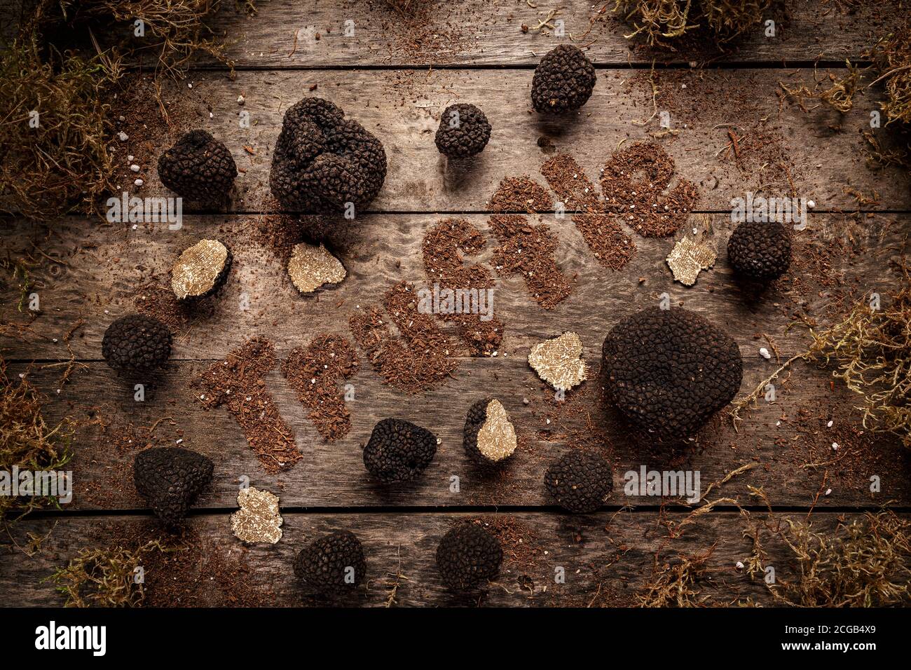 Teure seltene schwarze Trüffelpilze Konzept auf Holzhintergrund Stockfoto