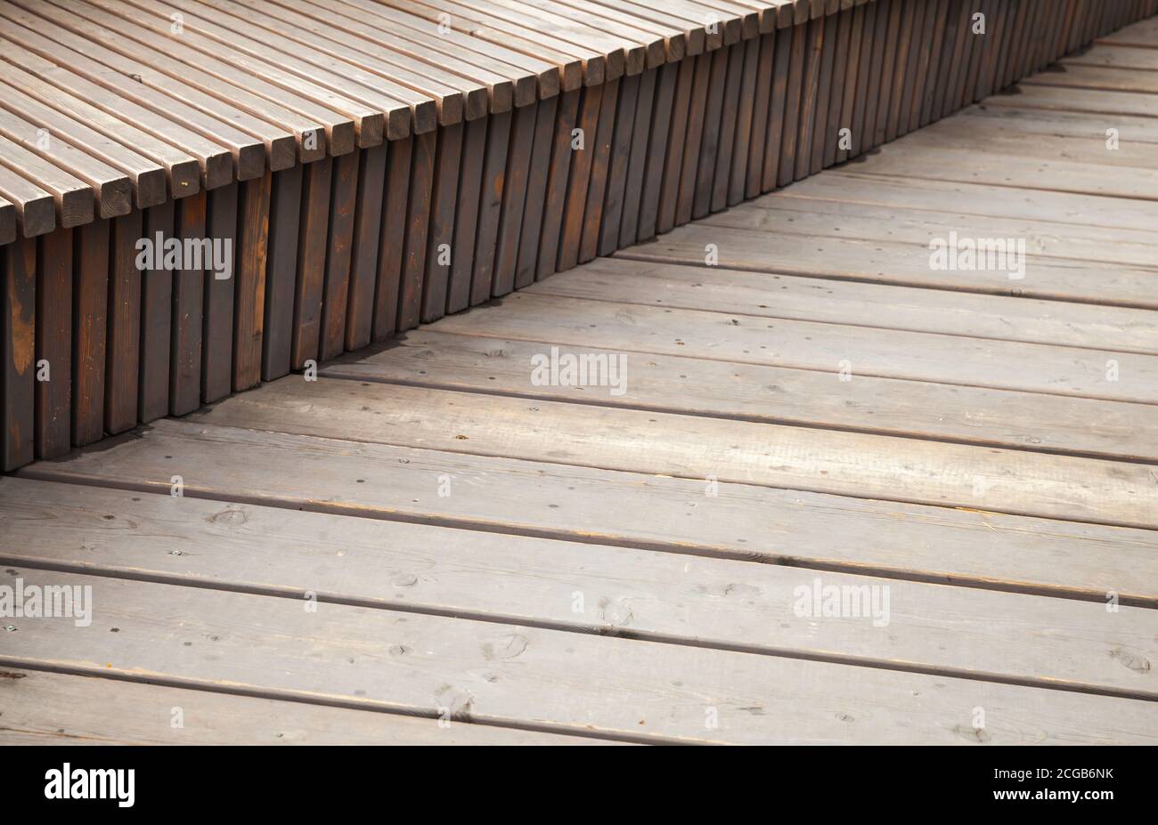 Abstrakter Innenhintergrund mit Holzpodium-Konstruktion Stockfoto