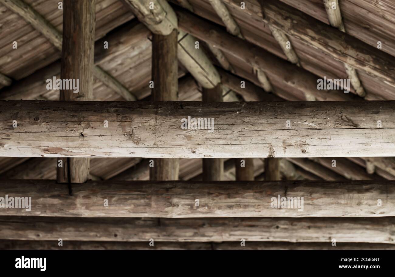 Details zum Holzdach. Grobe Holzstämme und Platten Stockfoto