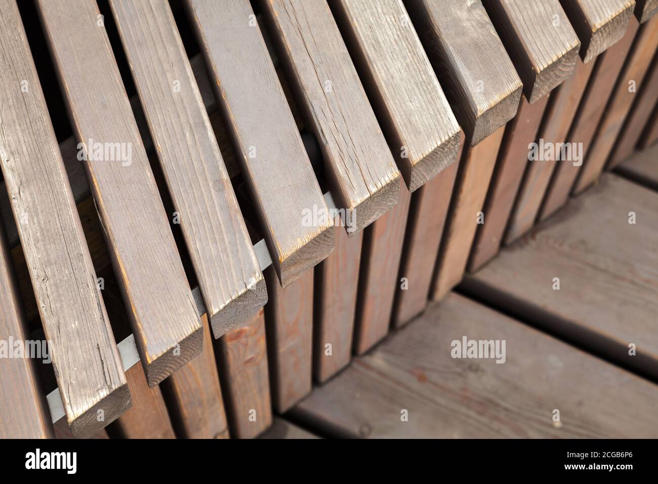 Abstrakter architektonischer Hintergrund mit Holzplankkonstruktion Stockfoto