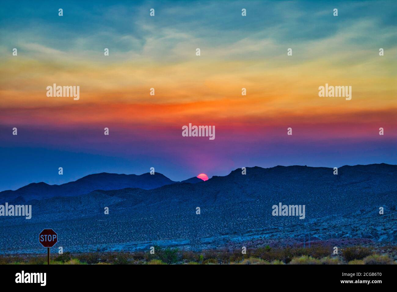 Ein Foto, das bei einem Sonnenuntergang in kalifornien aufgenommen wurde, während Rauch die Luft erfüllt Stockfoto