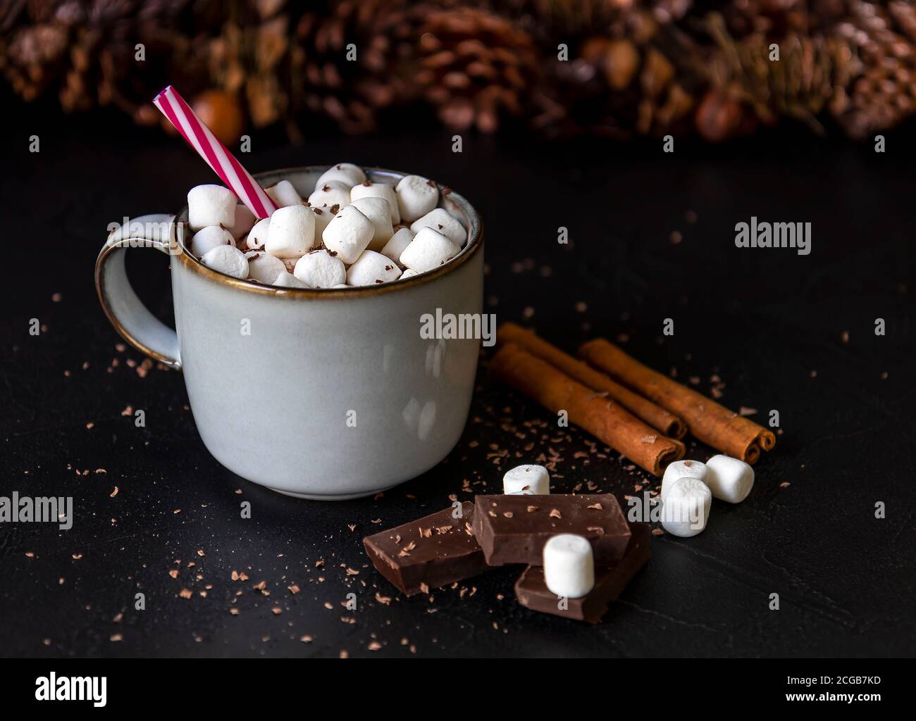 Gemütliche Feiertagskomposition, Becher mit Kakao oder heiße Schokolade mit Marshmallow. Stockfoto