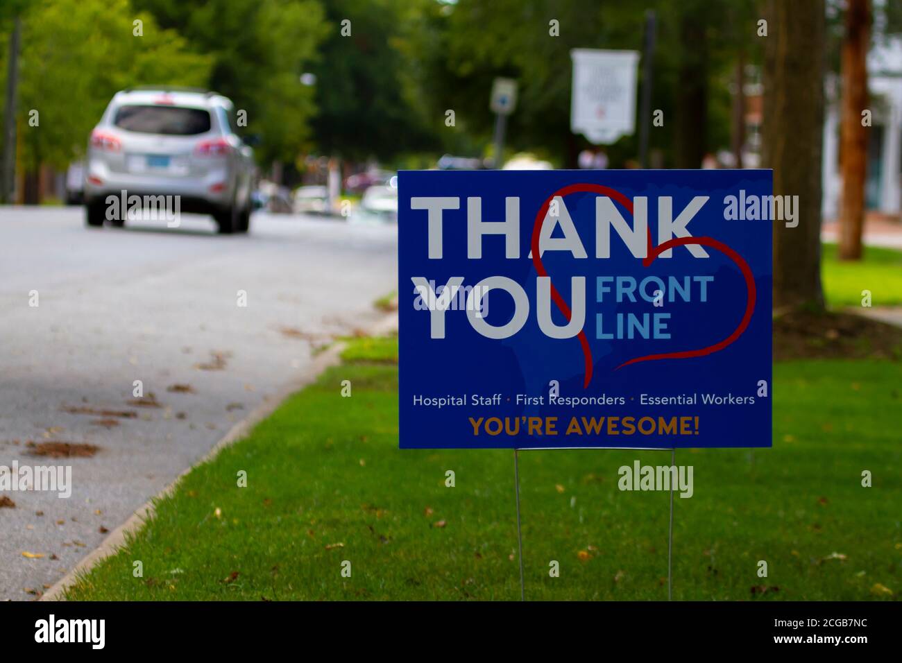 Chestertown, MD, USA 08/30/2020: Nahaufnahme eines Yard-Schildes an der Straße, das allen medizinischen Mitarbeitern an vorderster Front für ihre ef "Danke" sagt Stockfoto