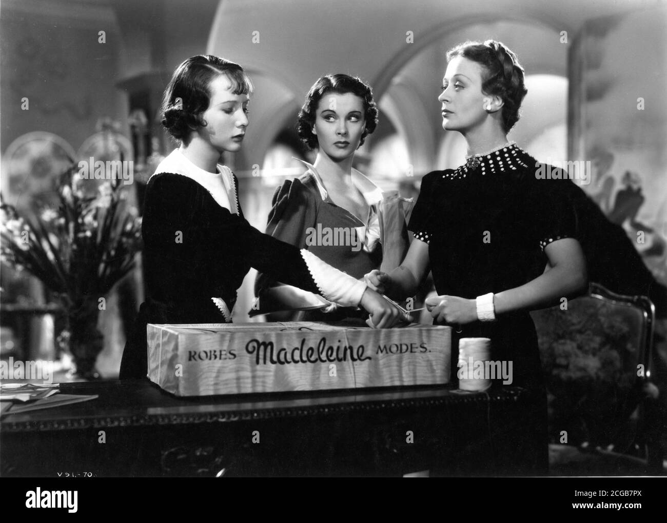 MARGERY PICKARD VIVIEN LEIGH UND URSULA JEANS IN DARK JOURNEY 1937 Regisseur VICTOR SAVILLE Musik Richard Addinsell Kostümbild Rene Hubert produziert Victor Saville und Alexander Korda London Film Productions / Vereinte Künstler Stockfoto