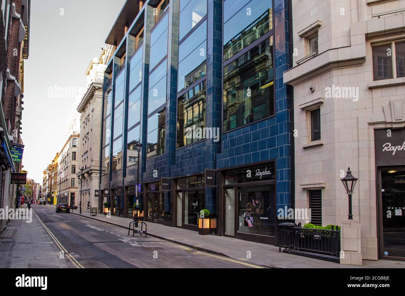 London, Großbritannien - 24. April 2020: Blick entlang der normalerweise geschäftigen Brewer Street in Soho, Central London während der COVID-Sperre. Stockfoto
