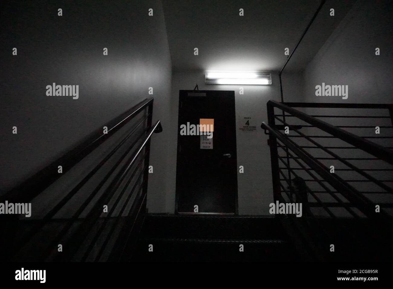 September 2020. Die San Francisco Bay Area hat einen orangefarbenen Himmel von Waldbrandrauch von Waldbränden in Oregon und Kalifornien. Blick auf das Fenster im Treppenhaus. Stockfoto