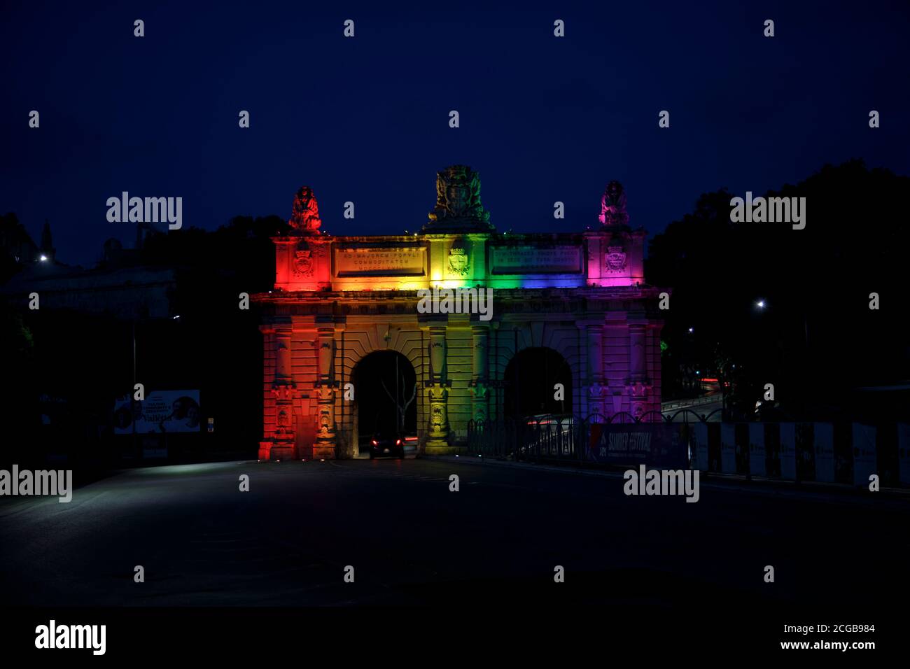 Portes des Bombes in Floriana Malta, beleuchtet für das Gay Pride Wochenende Stockfoto