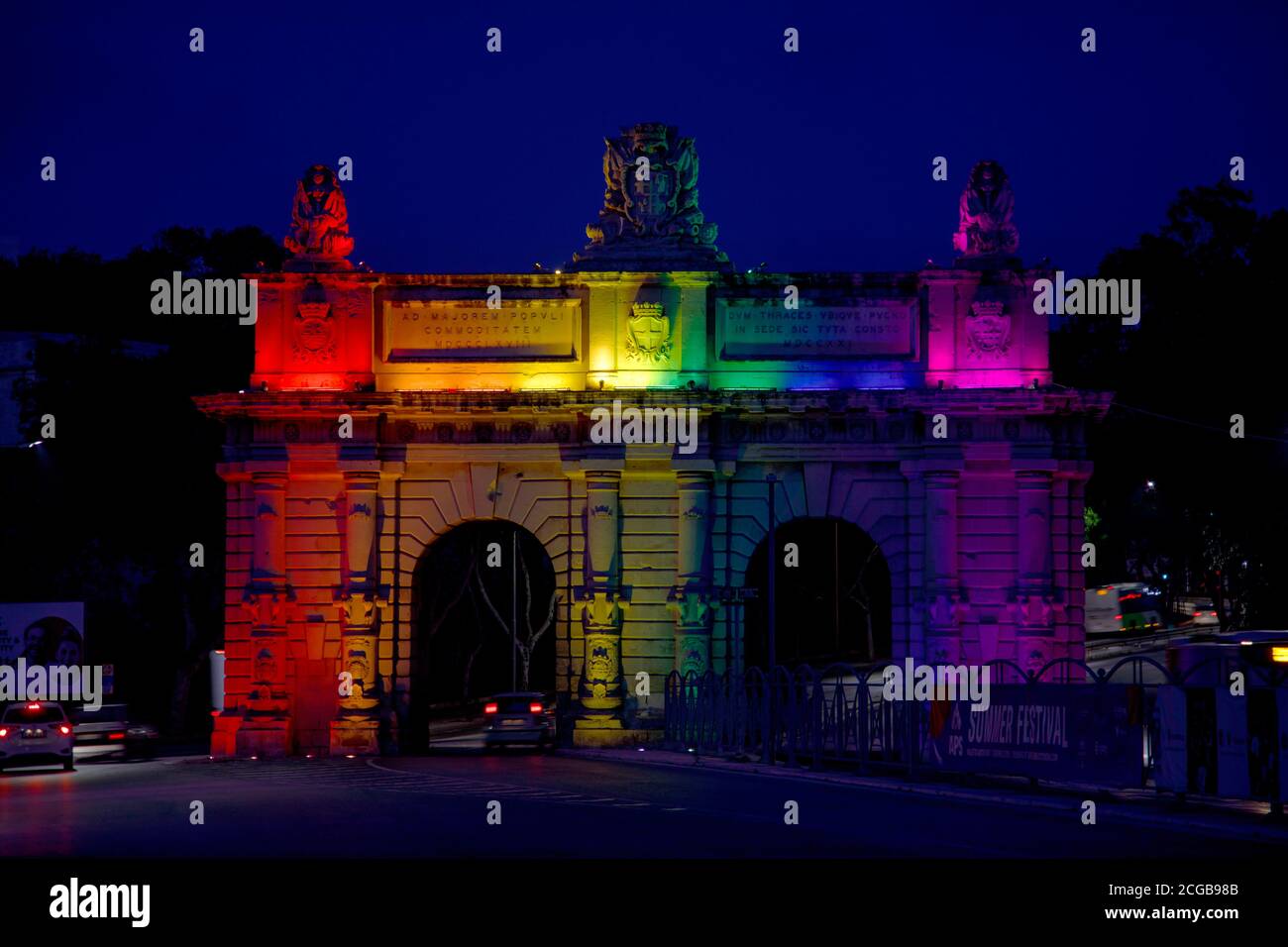 Portes des Bombes in Floriana Malta, beleuchtet für das Gay Pride Wochenende Stockfoto