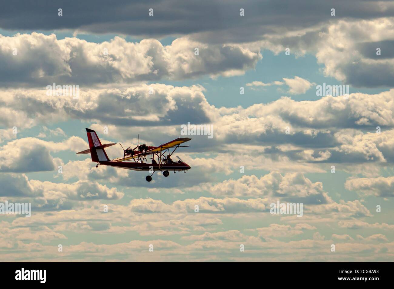 Rock Hall, MD 08/30/2020: Ein mit Rotax 912S ausgerüstetes Doppelmotor-Propellerflugzeug mit Festflügelmotor gleitet über Chesapeake Bay auf einem pa Stockfoto