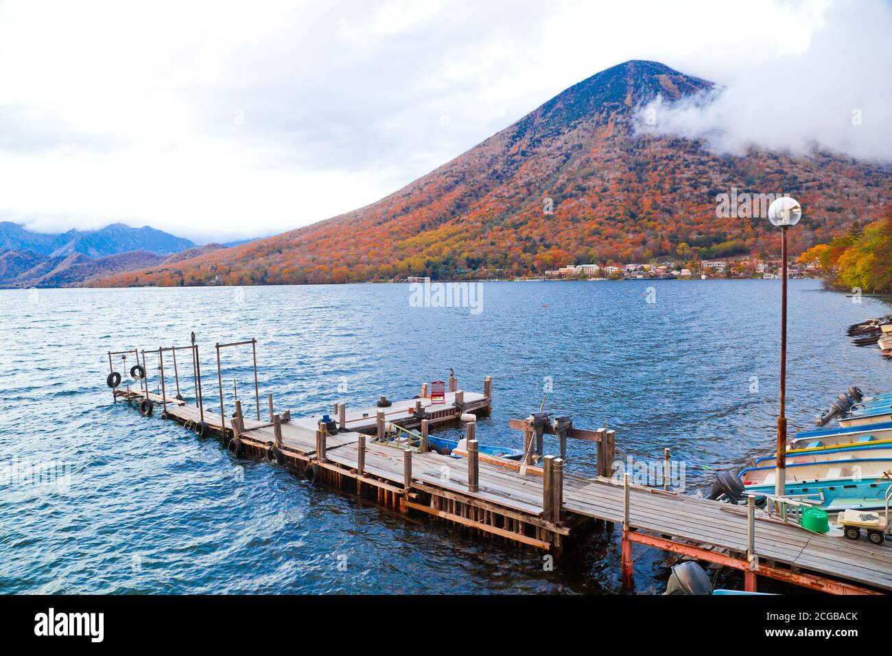 Lake Chuzenji und Mt. Nantai im Herbst. Stockfoto