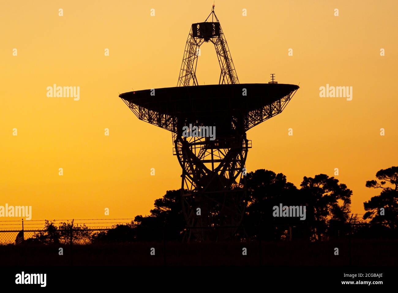 Nahaufnahme isolierte Silhouette Bild eines großen Radioteleskop Antenne für die Erforschung des Tiefraums in der Wallops Flight Facility Der NASA der große saß Stockfoto