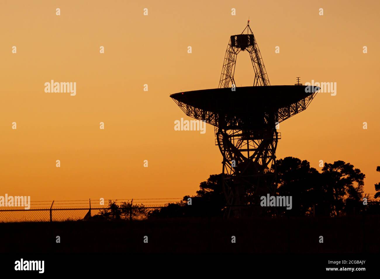 Nahaufnahme isolierte Silhouette Bild eines großen Radioteleskop Antenne für die Erforschung des Tiefraums in der Wallops Flight Facility Der NASA der große saß Stockfoto