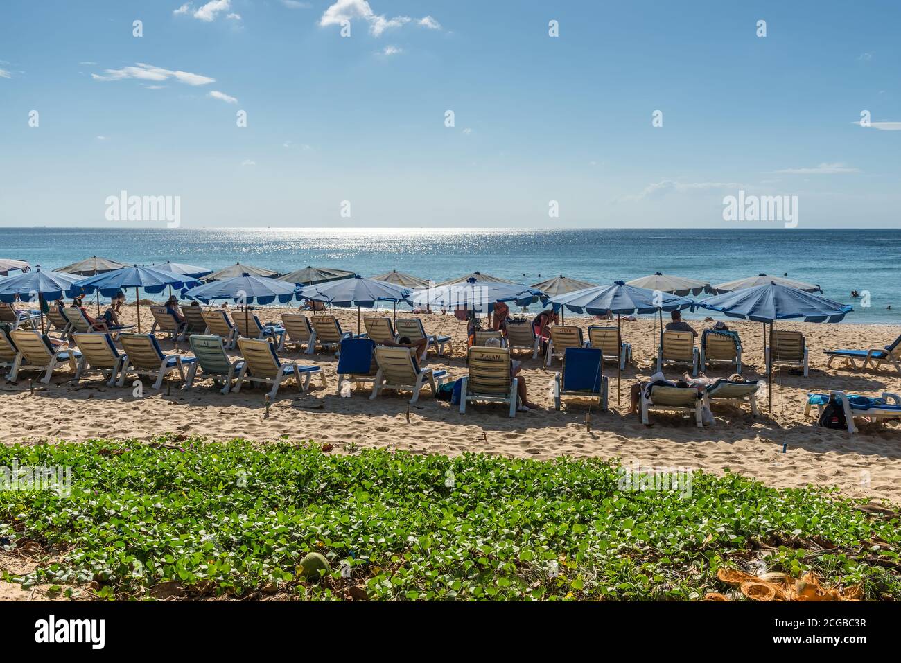 Phuket, Thailand - 29. November 2019: Am Karon-Strand entspannen sich die Menschen unter Sonnenschirmen. Dies ist einer der beliebtesten Strände unter Touristen in Phuke Stockfoto