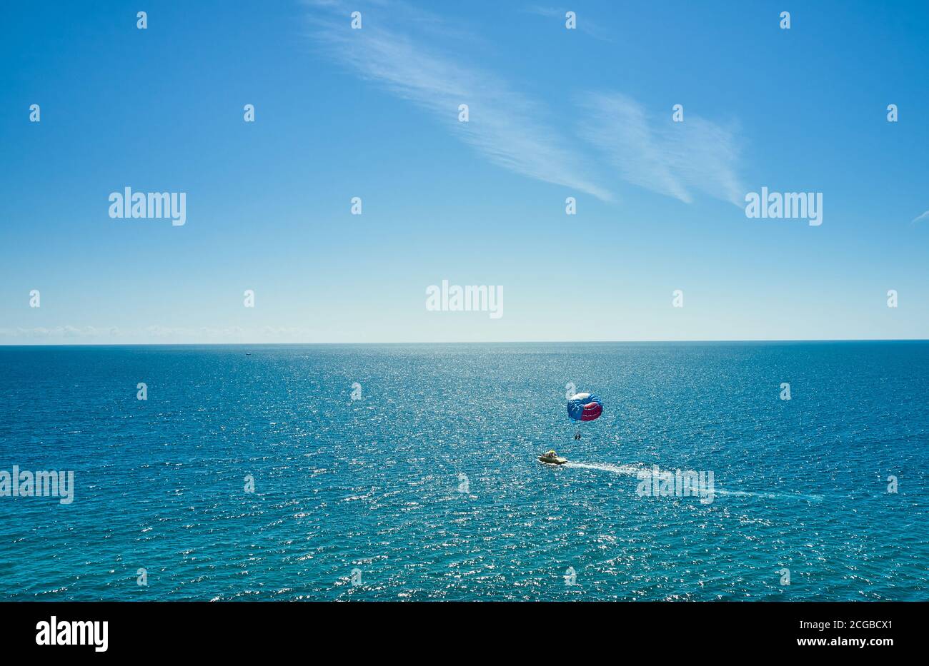 Farbenfroher Parasailflügel, der von einem Boot im Meerwasser gezogen wird - Alanya, Türkei Stockfoto