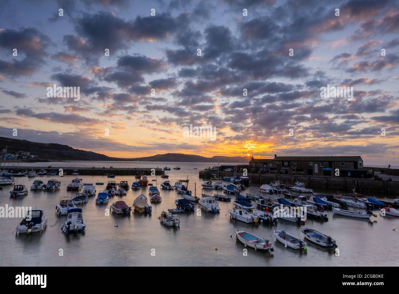 Lyme Regis, Dorset, Großbritannien. September 2020. UK Wetter: Ein schöner herbstlicher Sonnenaufgang an einem kühlen Morgen im Küstenort Lyme Regis, als hoher Druck in die Region zieht und trockene und besiedelte Bedingungen vor einer vorhergesagten Mini-Hitzewelle bringt. Kredit: Celia McMahon/Alamy Live Nachrichten Stockfoto