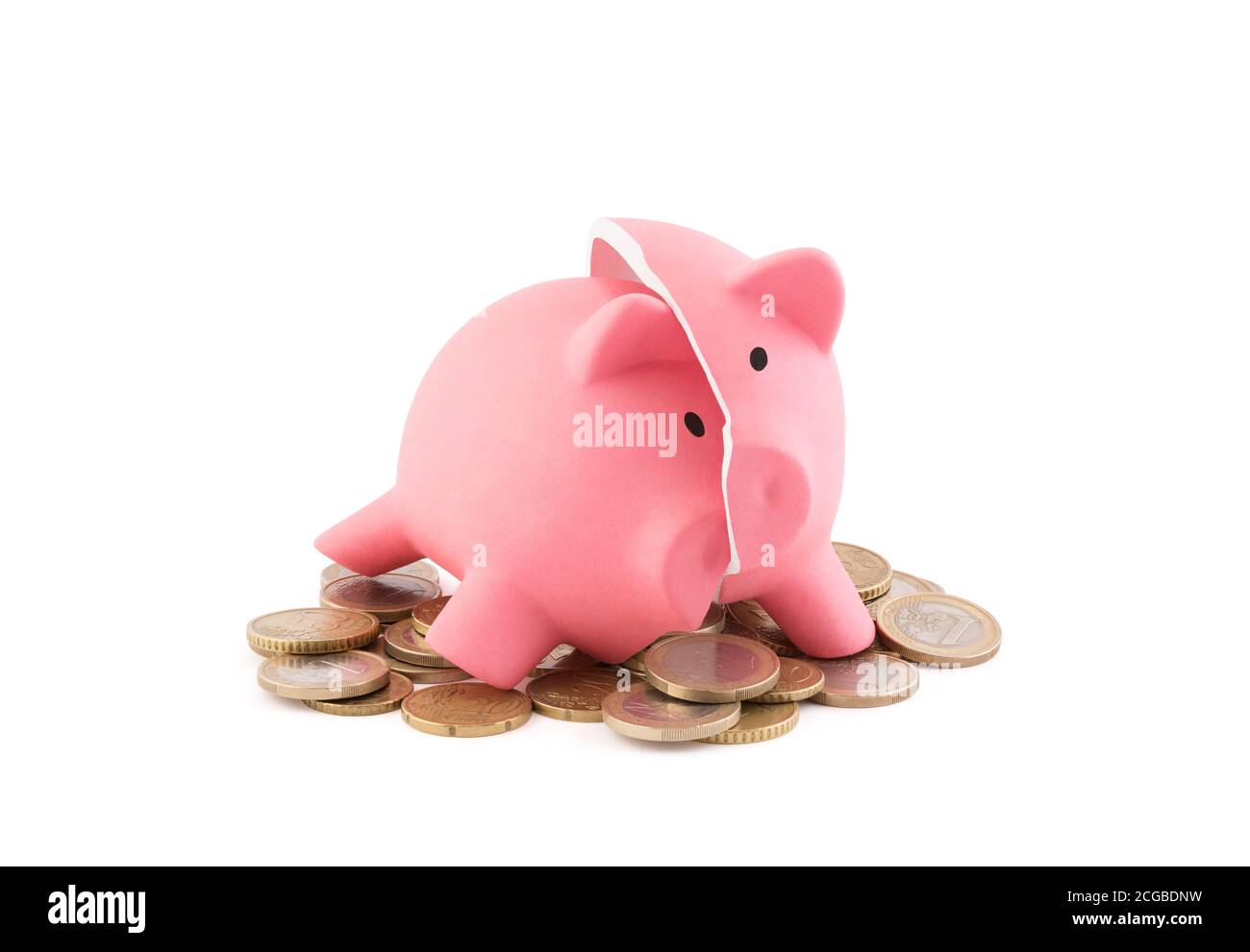 Gebrochene Sparschwein mit Münzen auf weißem Hintergrund mit Freistellungspfad Stockfoto