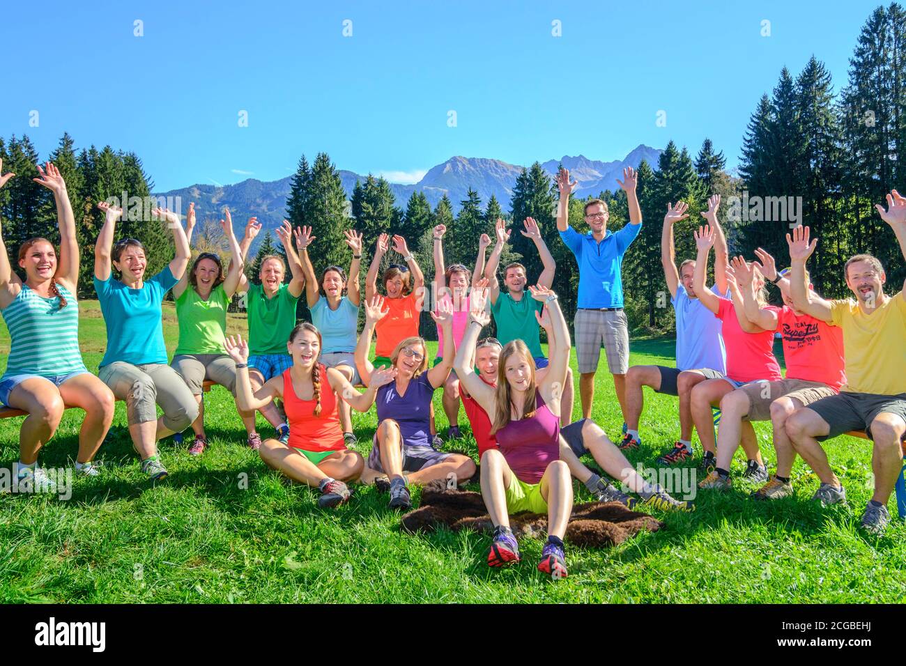 Eine große Gruppe von Menschen ihre erfolgreiche Team Training feiern Stockfoto