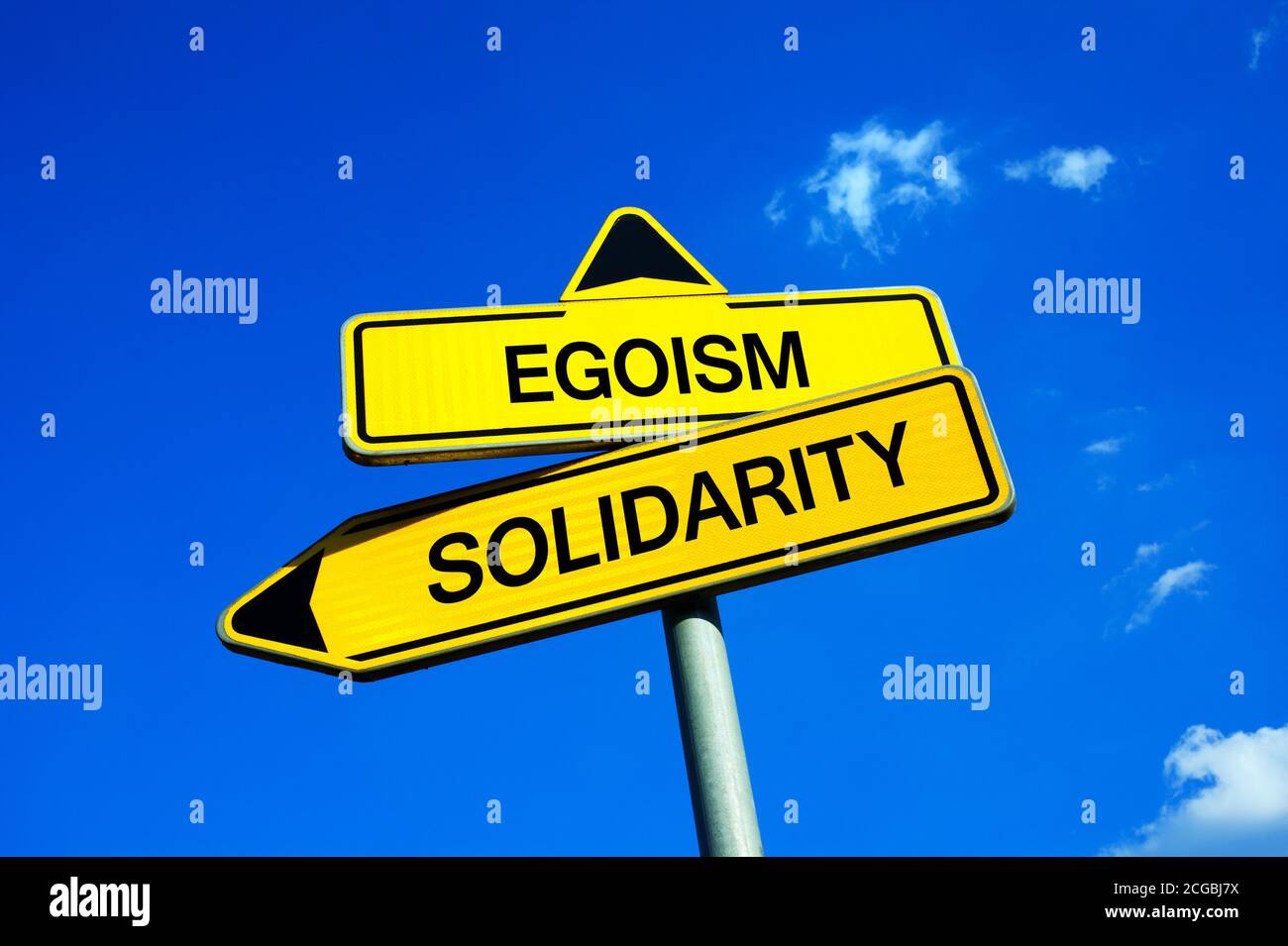 Egoismus oder Solidarität - Verkehrszeichen mit zwei Optionen - Appell zur Überwindung egoistischer Individualismus und Egozentrismus und bieten altruistische Hilfe und Hilfe. M Stockfoto