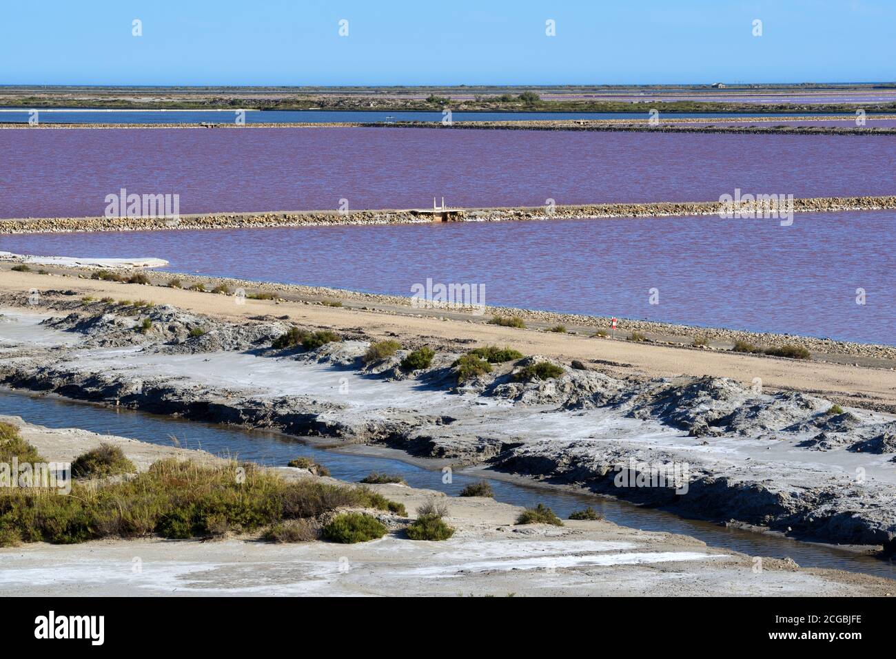 Purple Farbe Verdunstung Meerwasser von Salz Verdunstung Teich oder Salzpfannen im Salin-de-Giraud Saltworks Camargue Regional Park Provence Frankreich Stockfoto