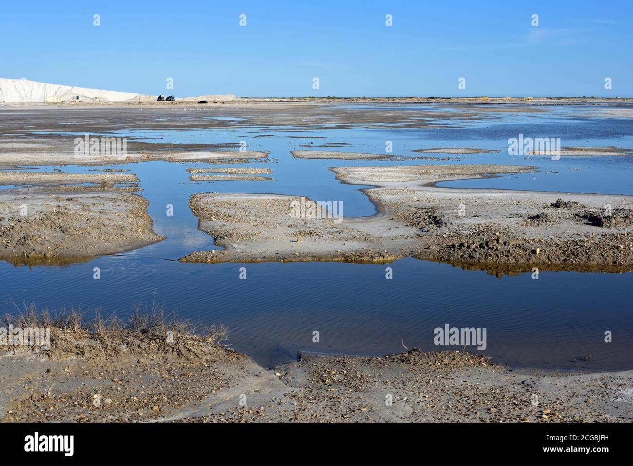 Landschaftsansicht & Muster der Salzebenen & Salz Pfannen der Salin-de-Giraud Salinen Camargue Wetlands & Nature Buchen Sie Provence France Stockfoto