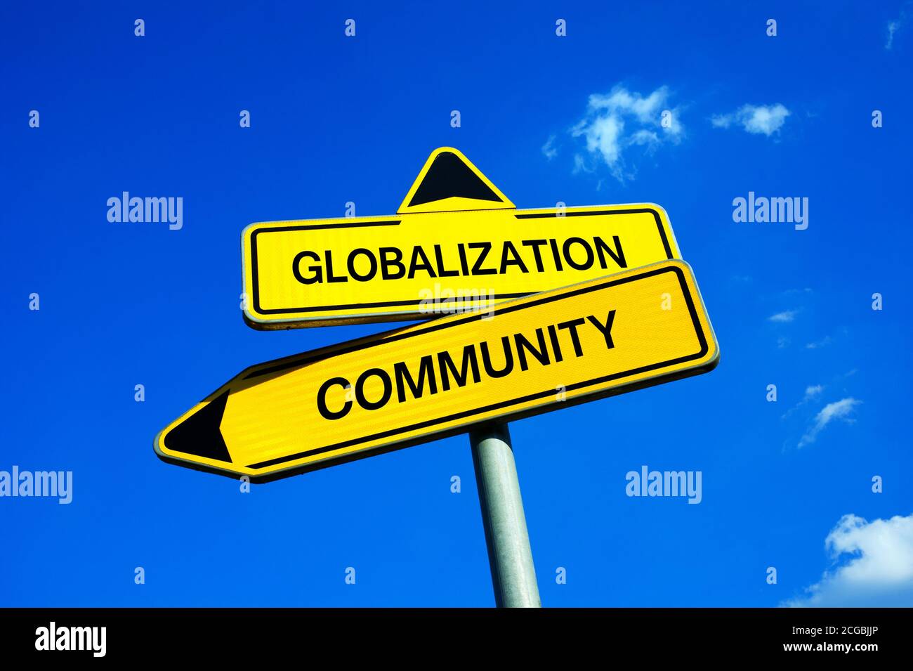 Globalisierung oder Gemeinschaft - Verkehrszeichen mit zwei Optionen - globalisierte Welt und freier Markt des Neoliberalismus vs Gesellschaft, Wirtschaft und Identität von com Stockfoto