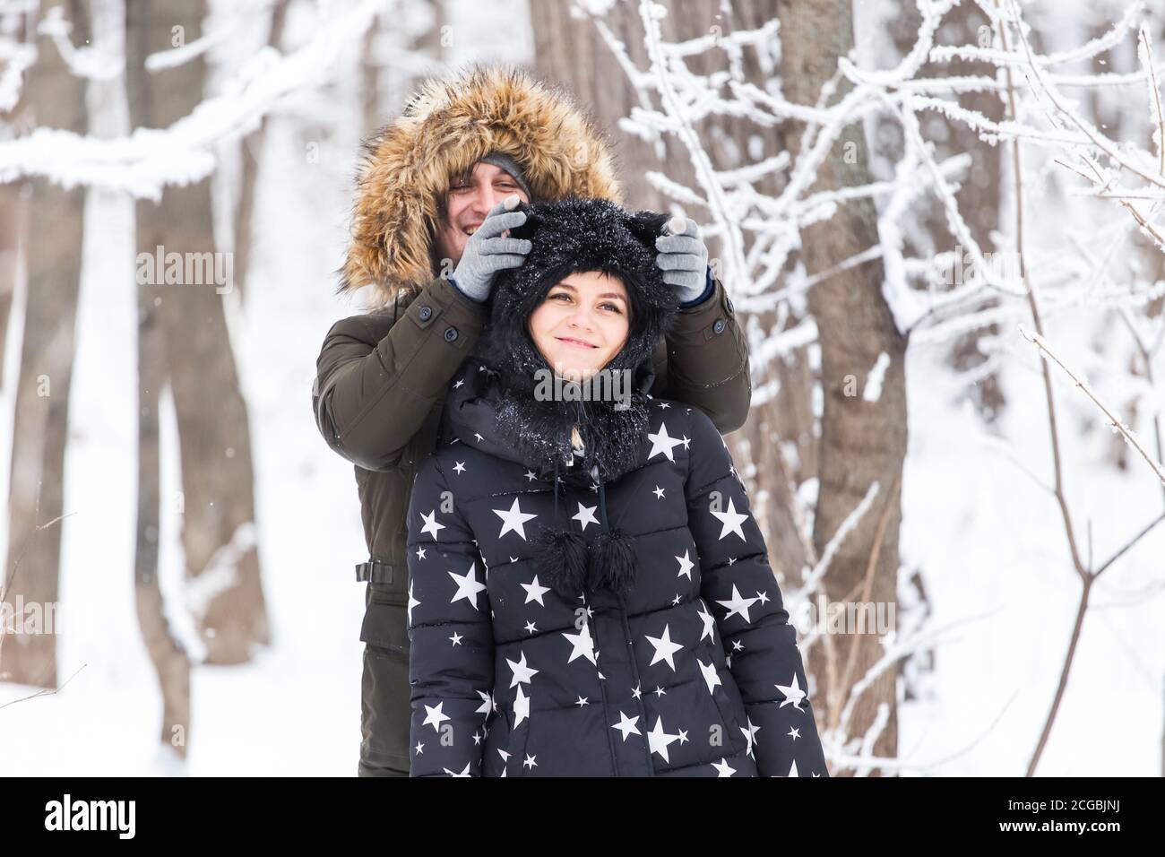 Junges Paar haben Spaß in einem verschneiten Park. Wintersaison. Stockfoto