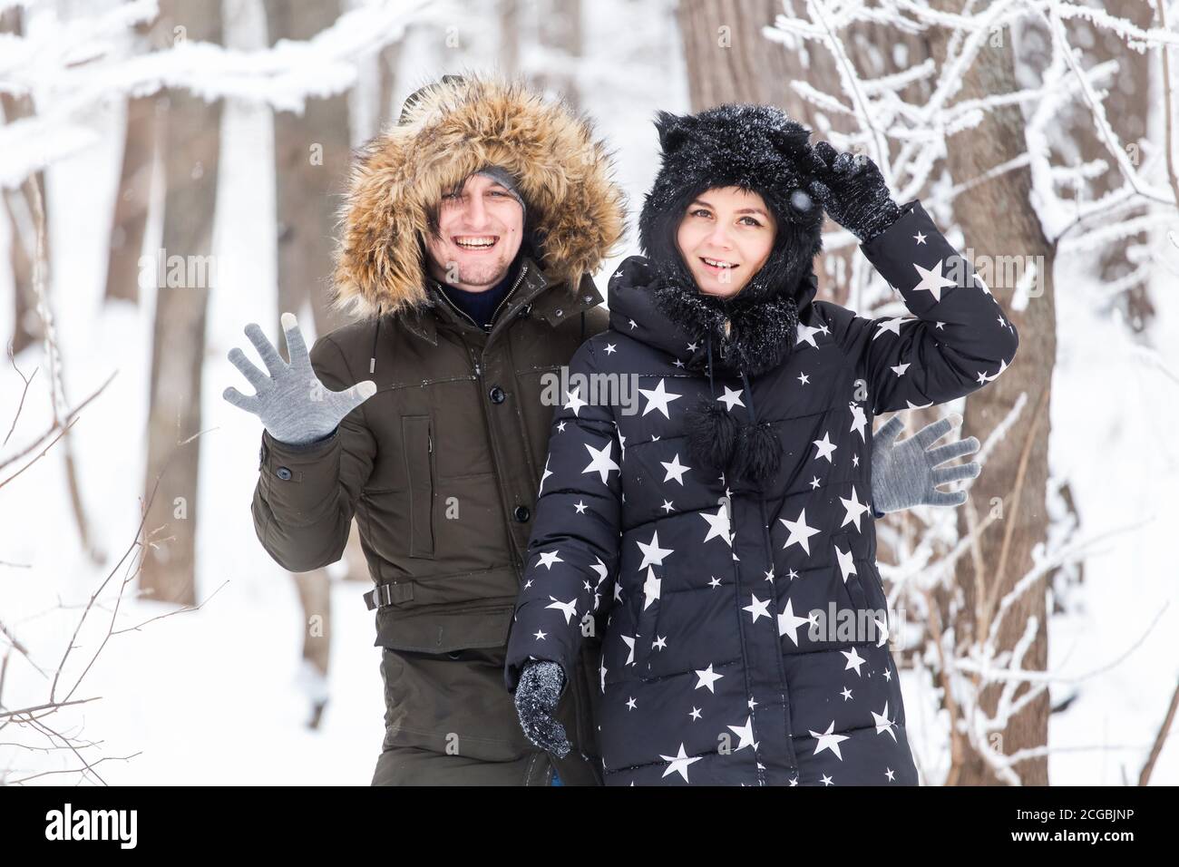 Junges Paar haben Spaß in einem verschneiten Park. Wintersaison. Stockfoto