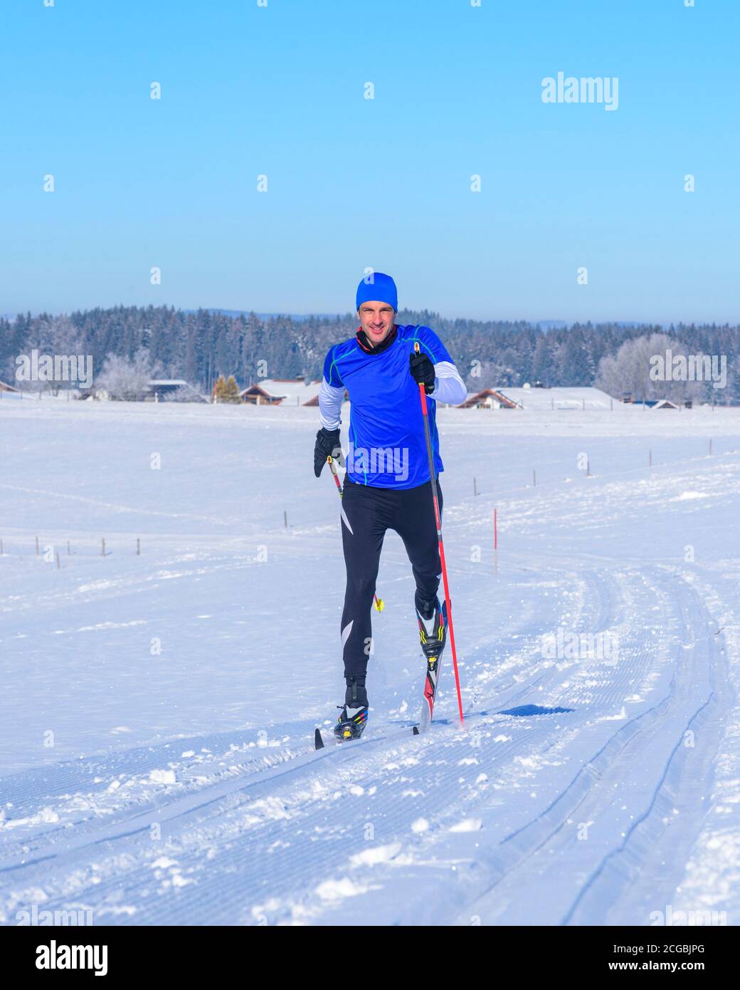 Experte beim CC-Skifahren im Winter Stockfoto