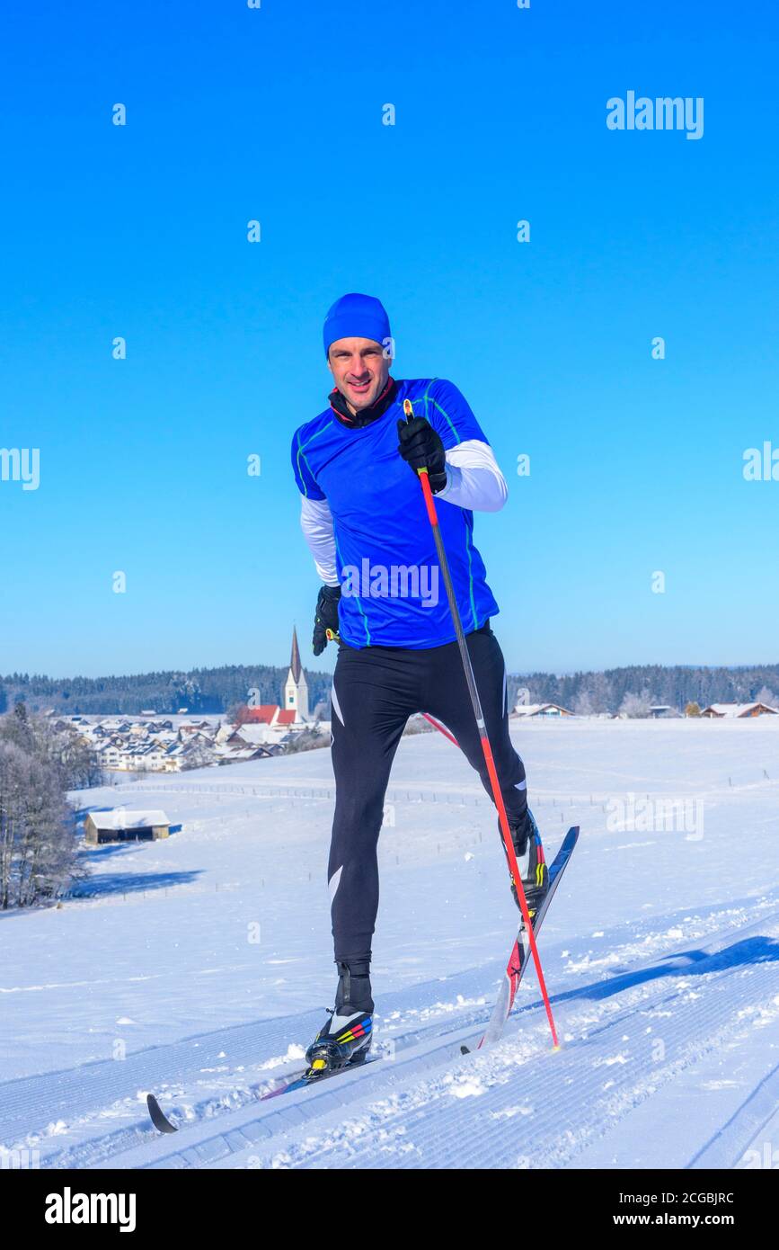 Experte beim CC-Skifahren im Winter Stockfoto