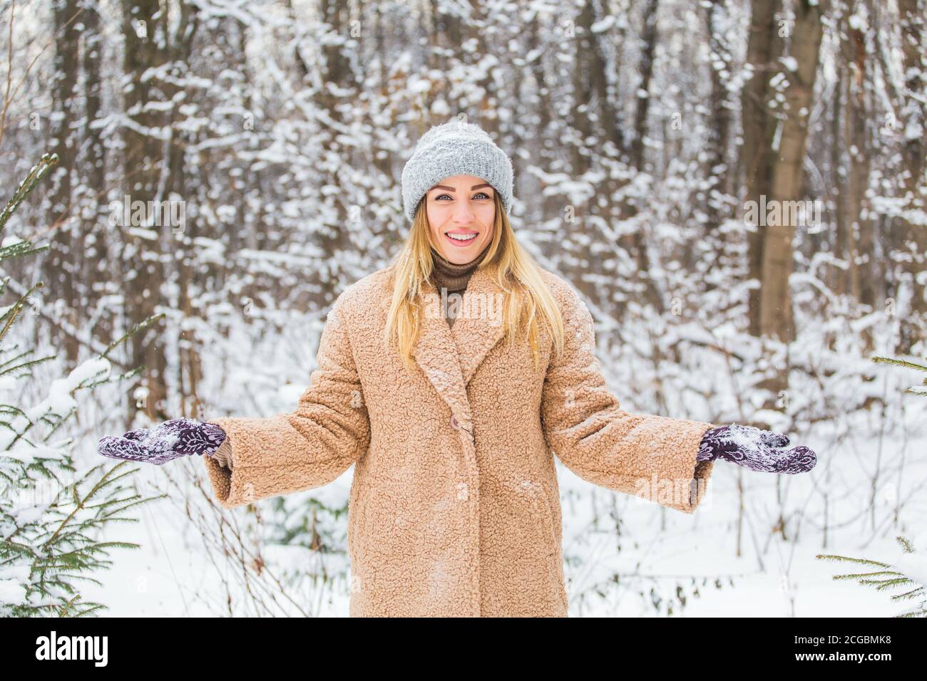 Frau wirft Schnee, Spaß und Winter-Konzept. Stockfoto