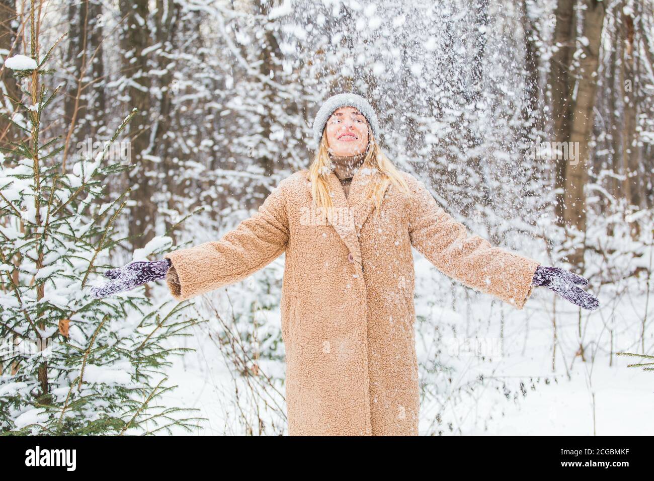 Frau wirft Schnee, Spaß und Winter-Konzept. Stockfoto