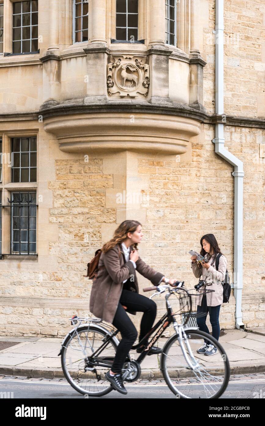 Asiatisch, weiblich, Tourist, eine Karte lesen, Catte Street, Straßenecke, Tourismus Oxford UK, Sightseeing, Stadtrundgang, Touristen, Tourismus, selbstgeführte Tour, Stockfoto