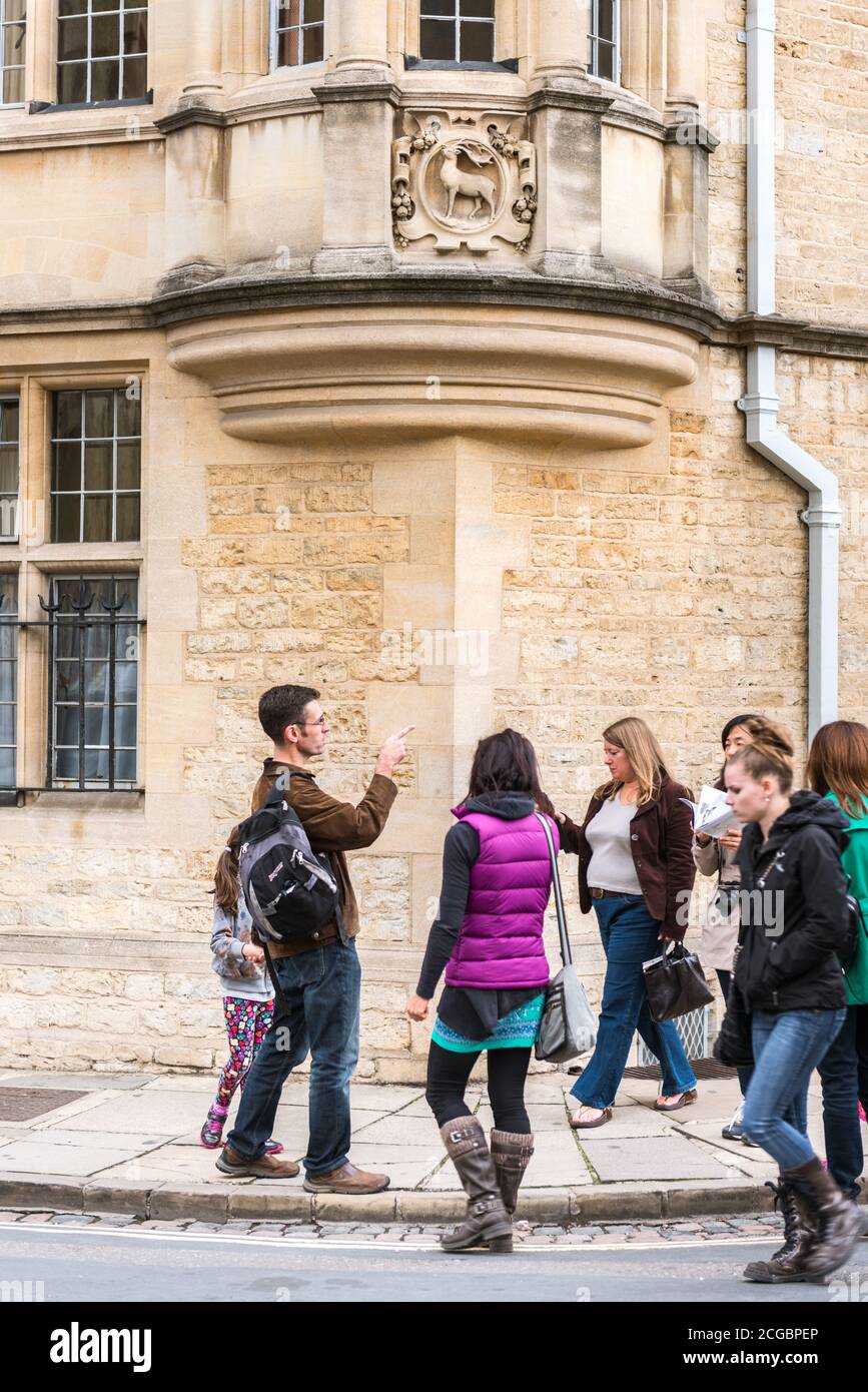 Touristen in der Catte Street Ecke in Oxford Oxfordshire, Großbritannien Stockfoto