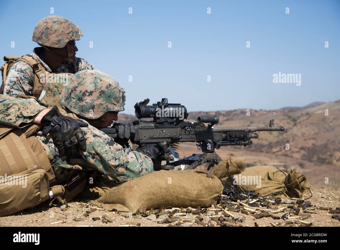 U.S. Marines mit dem 3rd Marine Aircraft Wing (MAW) Band betreiben ein M240B Maschinengewehr im Marine Corps Base Camp Pendleton, Kalifornien, 4. September 2020. 3rd MAW bietet weiterhin realistische Schulungen mit realen Anwendungen zur Vorbereitung auf zukünftige Konflikte. (USA Marine Corps Foto von Lance CPL. Julian Elliott-Drouin) Stockfoto