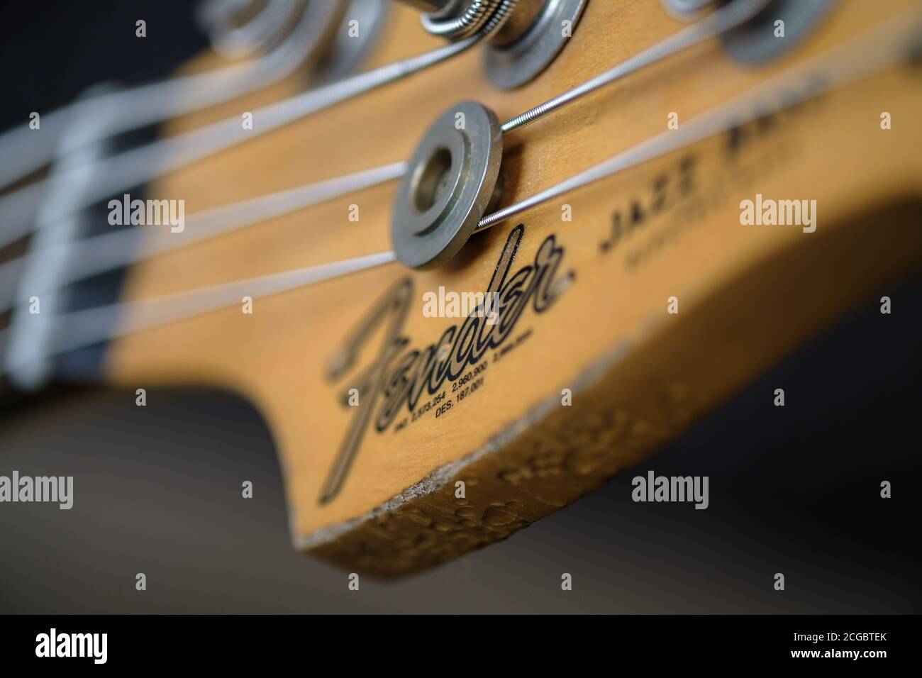 Kopfteil einer Fender Jazz Bass Gitarre, mit Kotflügel-Logo Stockfoto