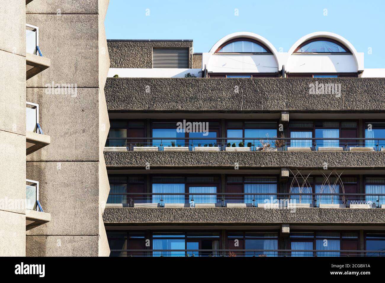Äußeres Detail von Seddon House, The Barbican Estate, City of London UK. Entworfen von den Architekten Chamberlin, Powell und Bon. Fertiggestellt im Jahr 1974. Stockfoto