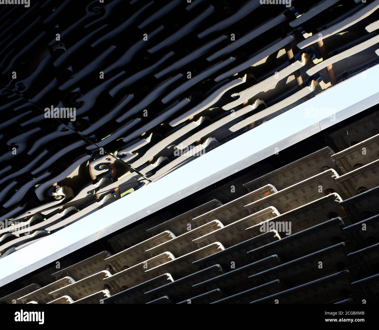 Der Innenraum des Serpentine Pavilion 2018 auf dem Rasen der Serpentine Gallery in Kensington Gardens, London. Entworfen von der mexikanischen Architektin Frida Escobedo. Stockfoto