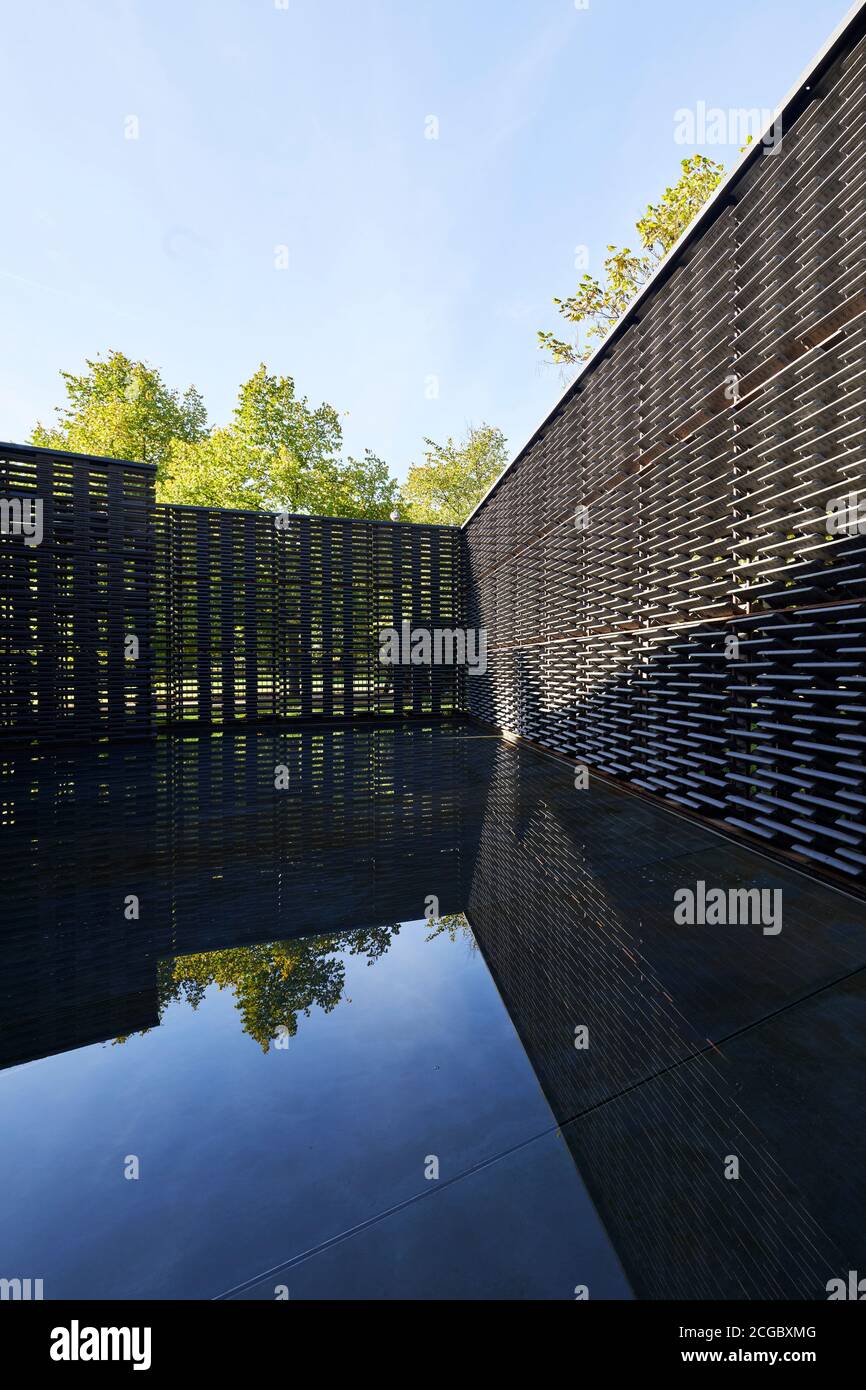 Der Innenraum des Serpentine Pavilion 2018 auf dem Rasen der Serpentine Gallery in Kensington Gardens, London. Entworfen von der mexikanischen Architektin Frida Escobedo. Stockfoto