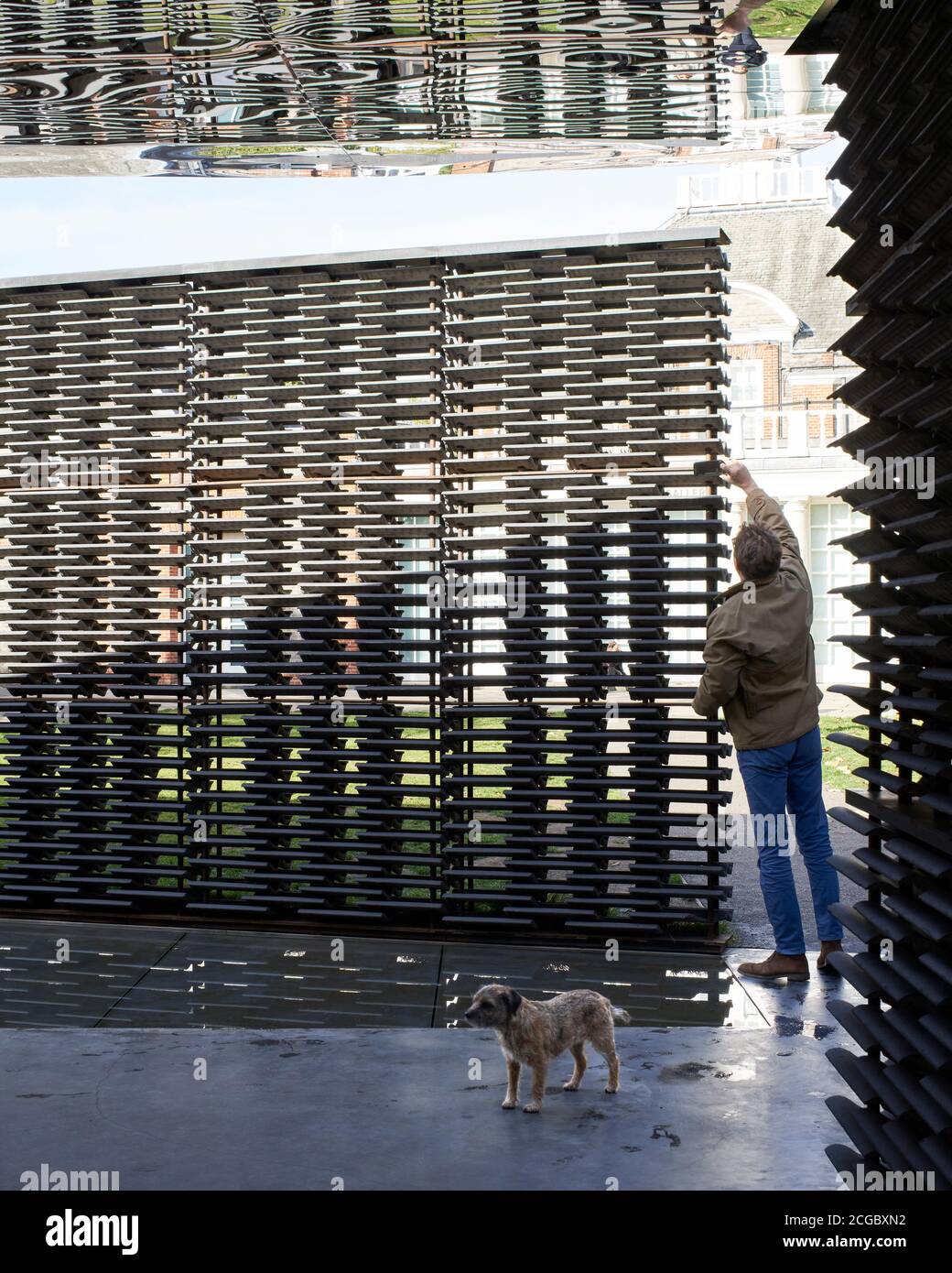 Der Innenraum des Serpentine Pavilion 2018 auf dem Rasen der Serpentine Gallery in Kensington Gardens, London. Entworfen von der mexikanischen Architektin Frida Escobedo. Stockfoto