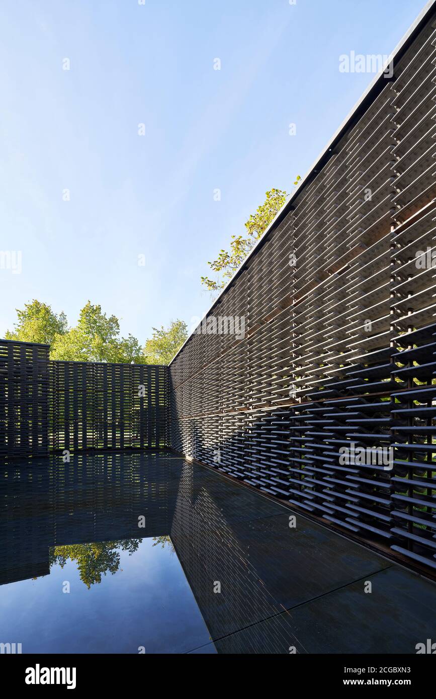 Der Innenraum des Serpentine Pavilion 2018 auf dem Rasen der Serpentine Gallery in Kensington Gardens, London. Entworfen von der mexikanischen Architektin Frida Escobedo. Stockfoto