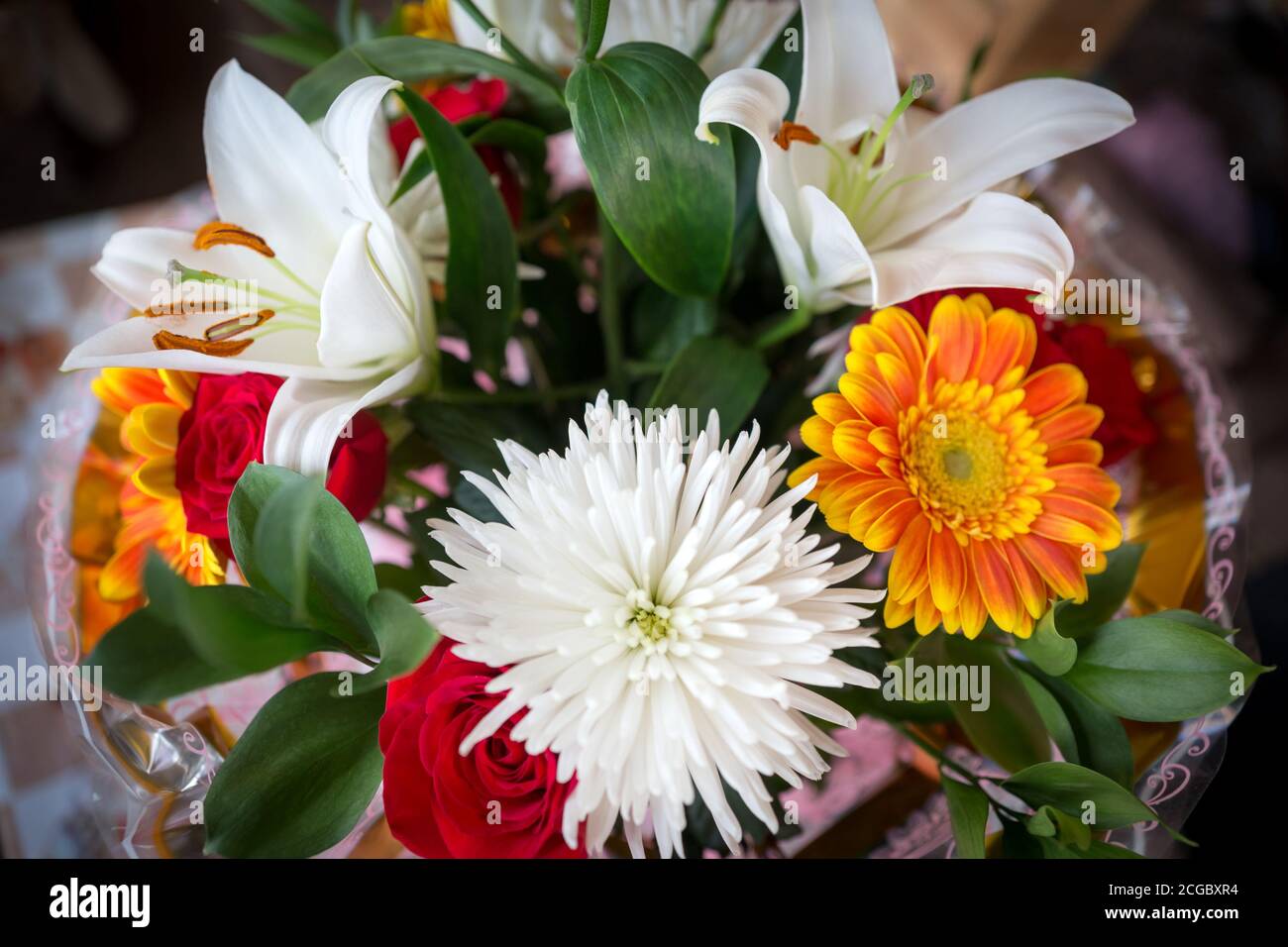 Draufsicht auf einen schönen Strauß aus Lilien, Rosen, Chrysanthemen und Gerberas für den Urlaub. Stockfoto