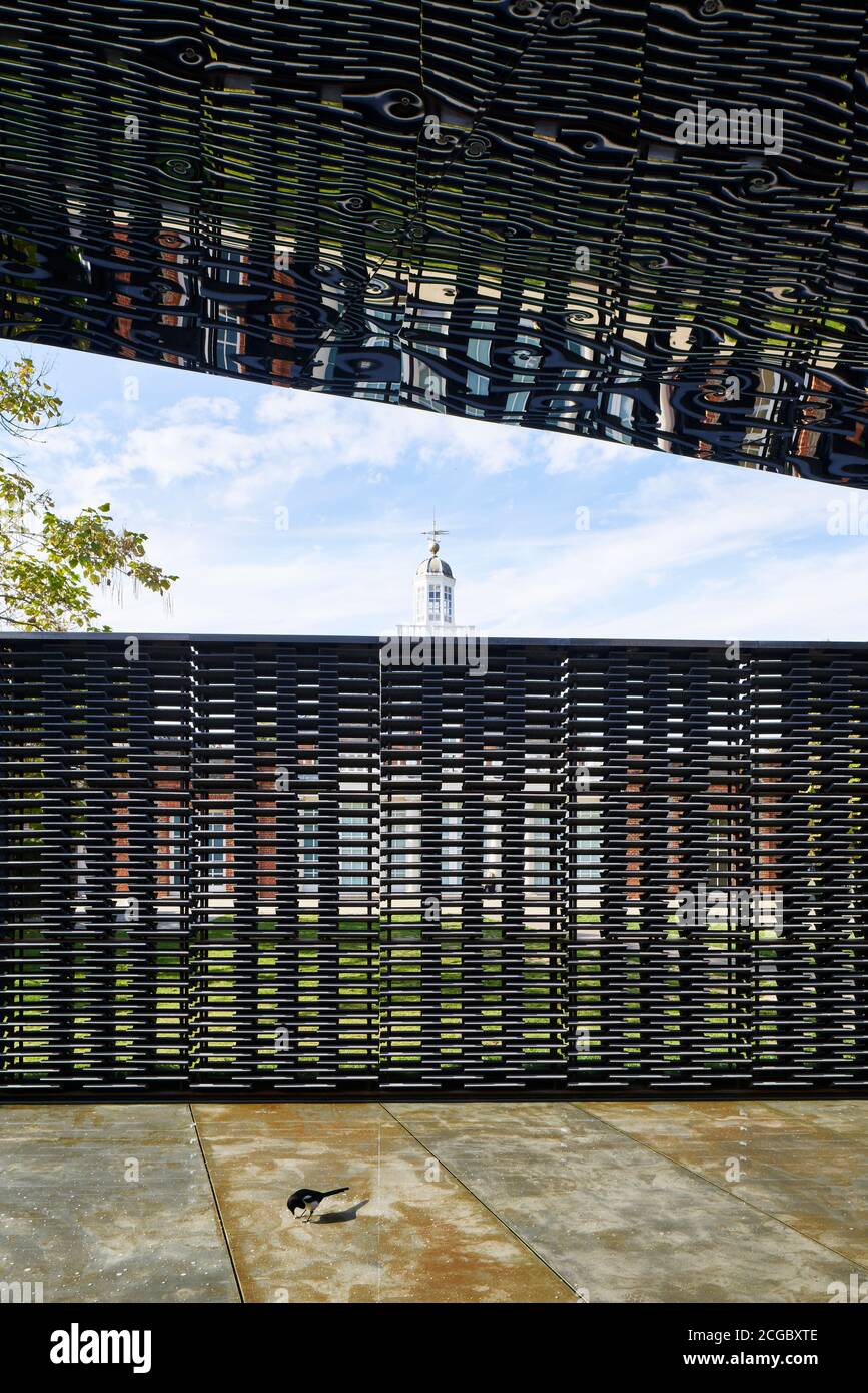 Der Innenraum des Serpentine Pavilion 2018 auf dem Rasen der Serpentine Gallery in Kensington Gardens, London. Entworfen von der mexikanischen Architektin Frida Escobedo. Stockfoto