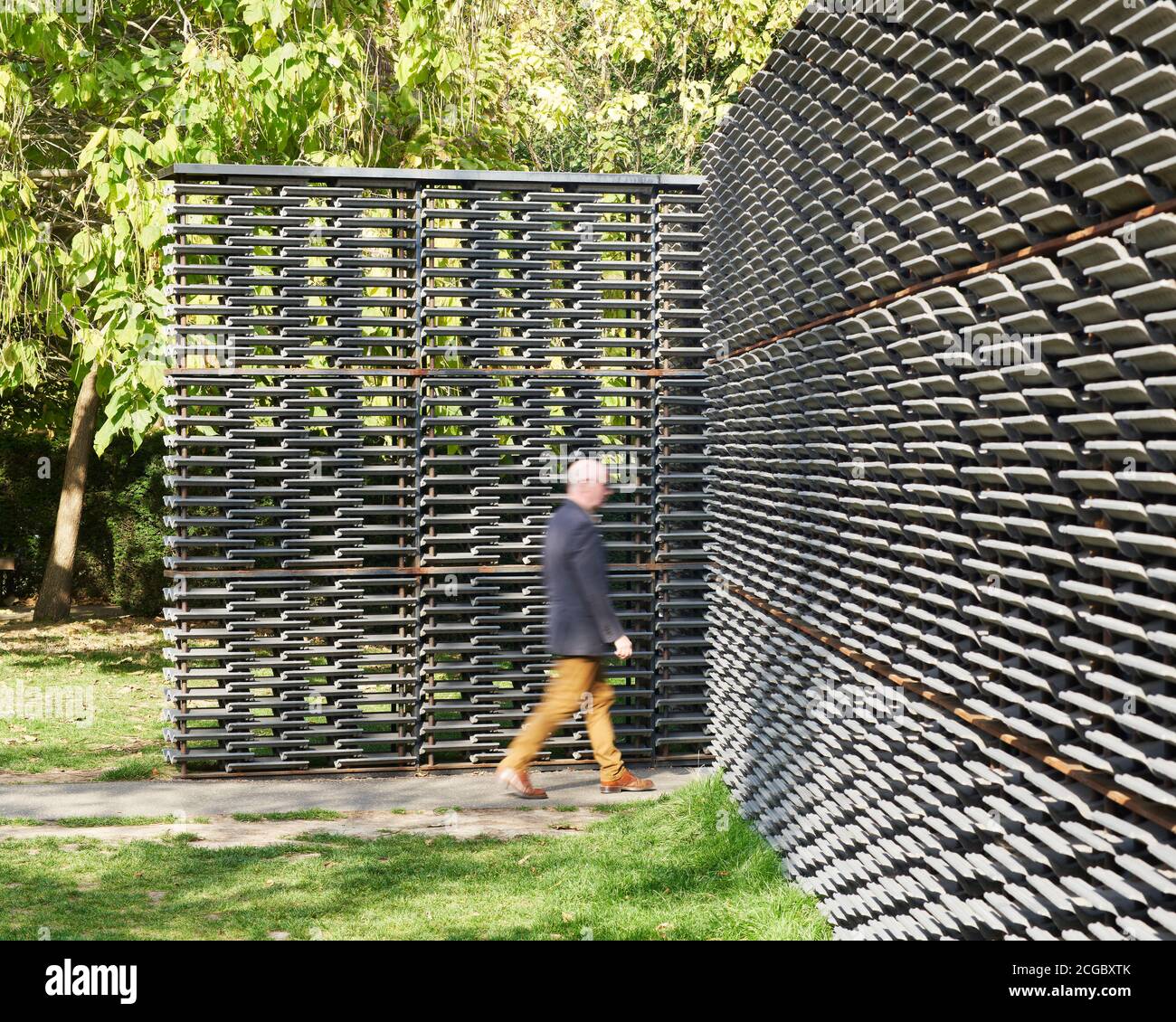 Außenansicht des Serpentine Pavilion 2018 auf dem Rasen der Serpentine Gallery in Kensington Gardens, London, Großbritannien. Entworfen von der mexikanischen Architektin Frida Escobedo. Greenwich. Stockfoto