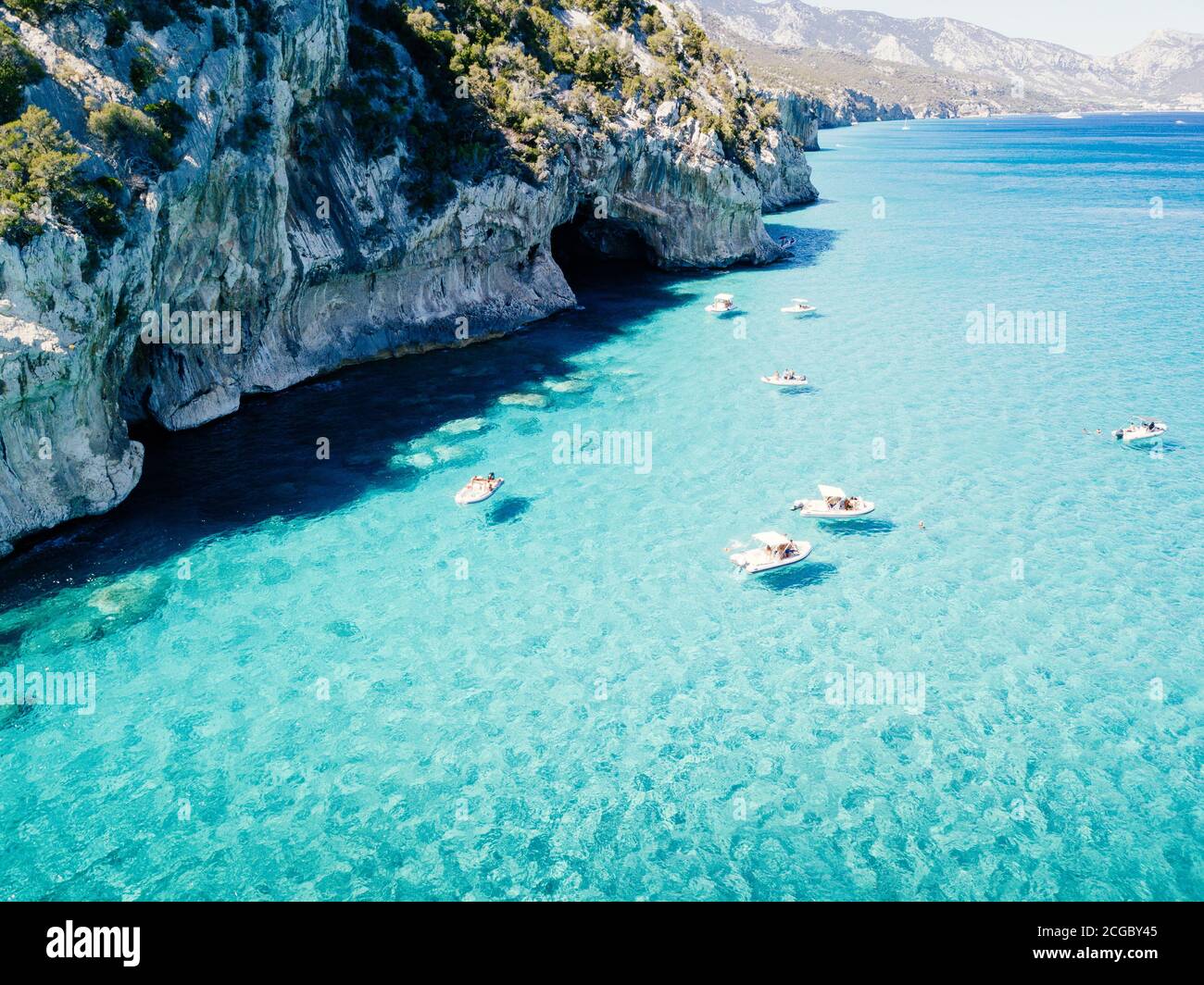 Cala Luna, Küste und Höhlen mit türkisfarbenem Meerwasser, Golf von Orosei, Sardinien Stockfoto