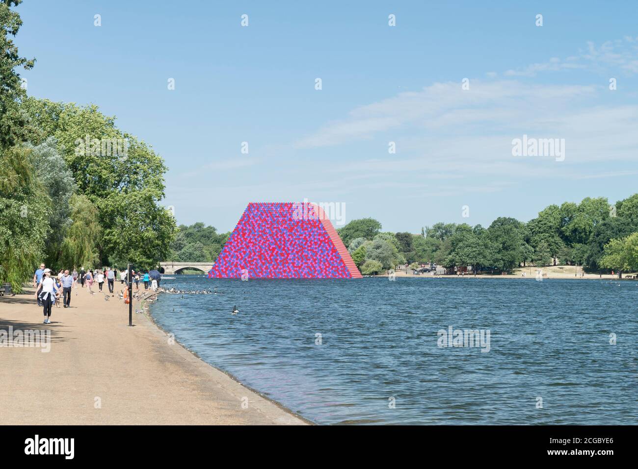 Die London Mastaba von Christo und Jeanne-Claude ist eine temporäre Skulptur im Hyde Park, die aus horizontal gestapelten Fässern auf einer schwimmenden Plattform in Serpentine Lake besteht. Installiert für den Sommer 2018 in London, Großbritannien. Stockfoto