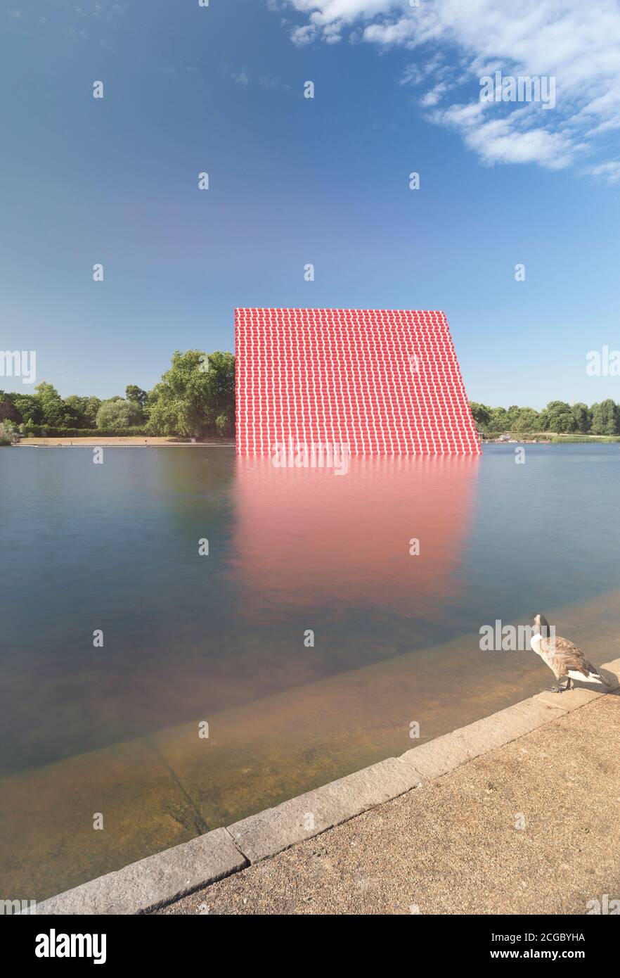 Die London Mastaba von Christo und Jeanne-Claude ist eine temporäre Skulptur im Hyde Park, die aus horizontal gestapelten Fässern auf einer schwimmenden Plattform in Serpentine Lake besteht. Installiert für den Sommer 2018 in London, Großbritannien. Stockfoto