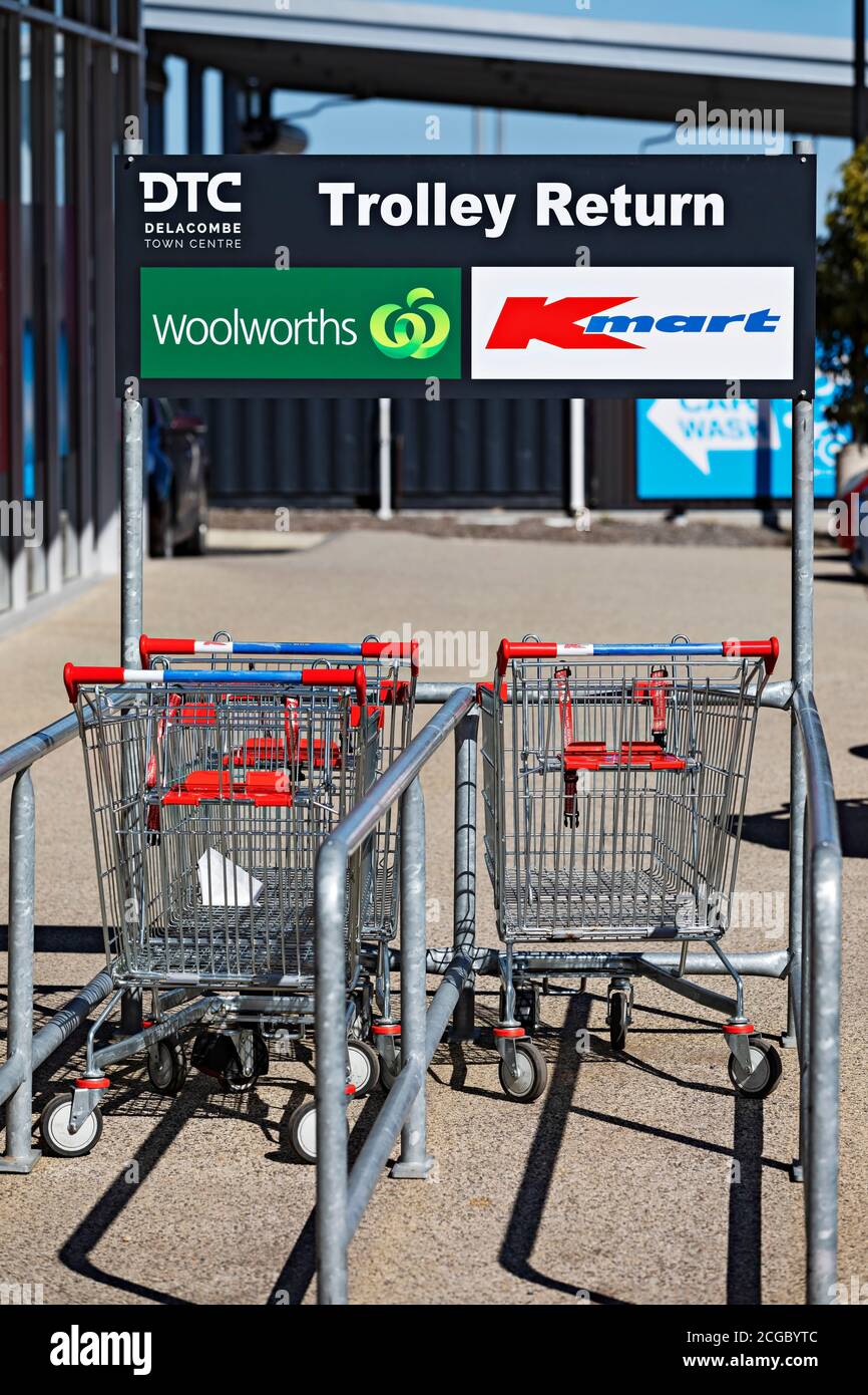 Ballarat Australien / Einkaufskörper vor Woolworths und Kmart-Läden. Stockfoto