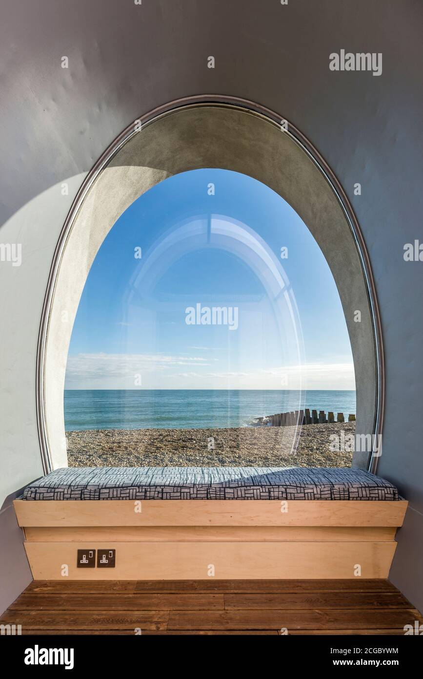 The Spy Glass, eine postmoderne, rotierende Strandhütte, die 2017 an der Küste von Eastbourne, Großbritannien, installiert wurde. Design von Jak Studio. Stockfoto