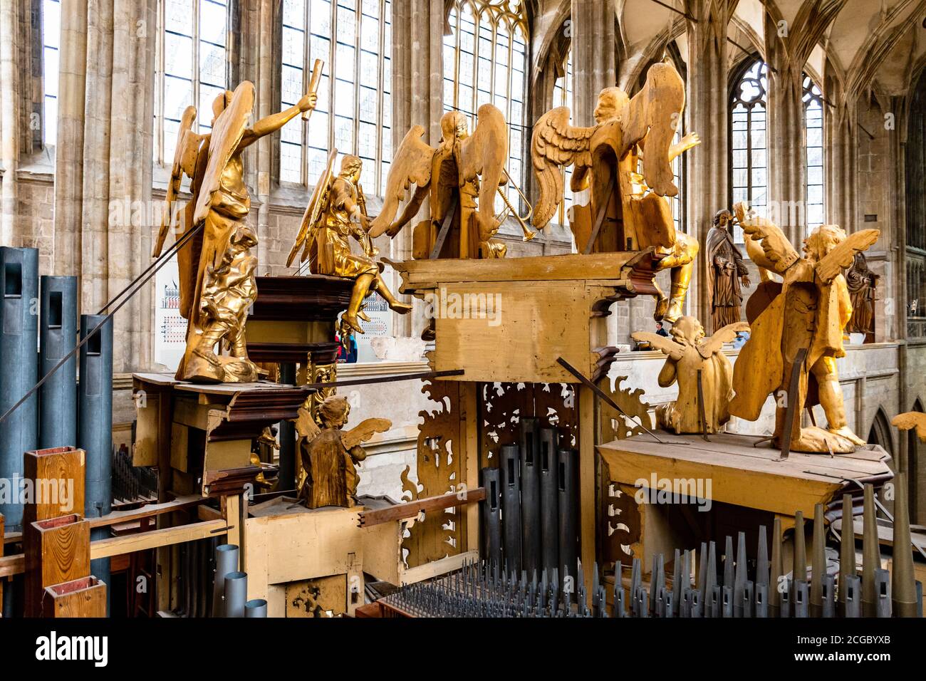 Kirchenorgeln und Holzskulpturen Stockfoto